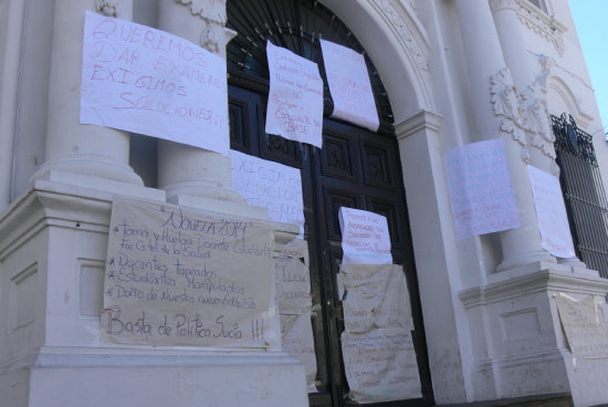 PROTESTA. Casi dos das estuvieron cerradas las puertas del edificio central de la Universidad San Francisco Xavier.