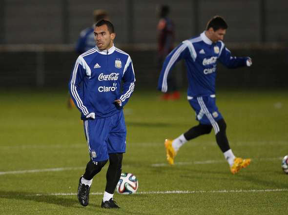 El delantero Carlos Tevez durante la prctica de la seleccin argentina, ayer, en Londres.