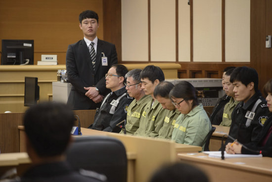 SENTENCIA. El capitn del buque Sewol, Lee Jun-Seok (3izda), asiste junto a otros miembros de la tripulacin, a la lectura de sentencia.