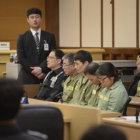 SENTENCIA. El capitn del buque Sewol, Lee Jun-Seok (3izda), asiste junto a otros miembros de la tripulacin, a la lectura de sentencia.