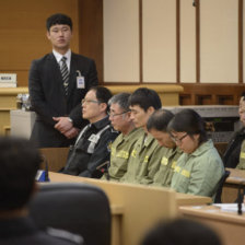 SENTENCIA. El capitn del buque Sewol, Lee Jun-Seok (3izda), asiste junto a otros miembros de la tripulacin, a la lectura de sentencia.