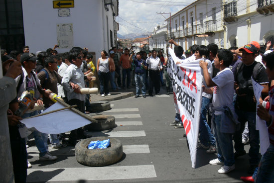 MANIFESTACIONES. Estudiantes marcharon y se enfrentaron con otros en huelga.