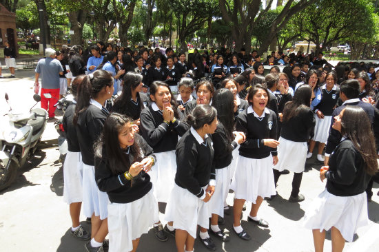 RECLAMO. Alumnas del colegio Muja.