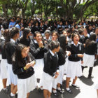 RECLAMO. Alumnas del colegio Muja.