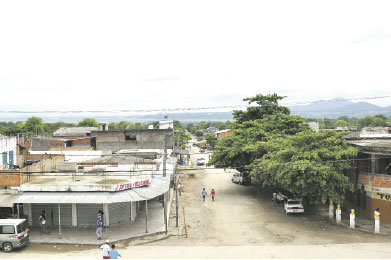 FURIA. Vecinos de Puerto Quijarro tomaron el puesto policial demandando justicia.