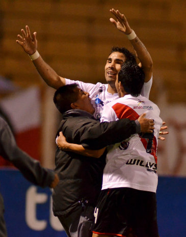 Arriba, la celebracin de los jugadores locales; abajo, la desazn de los jugadores de Oriente tras la derrota.