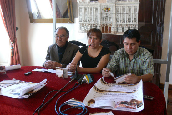 PRESENTACIN. La representante del Ministerio de Culturas explica las convocatorias.