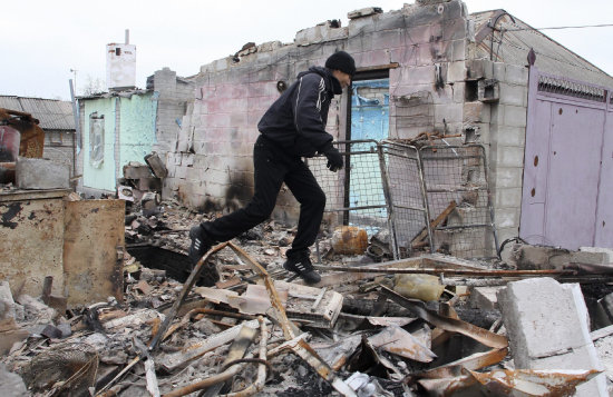 DESTRUCCIN. Un hombre camina entre los escombros de unos edificios en Donetsk, la regin rebelde donde se atrincheran los separatistas.