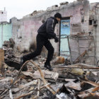 DESTRUCCIN. Un hombre camina entre los escombros de unos edificios en Donetsk, la regin rebelde donde se atrincheran los separatistas.