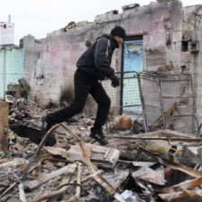 DESTRUCCIN. Un hombre camina entre los escombros de unos edificios en Donetsk, la regin rebelde donde se atrincheran los separatistas.