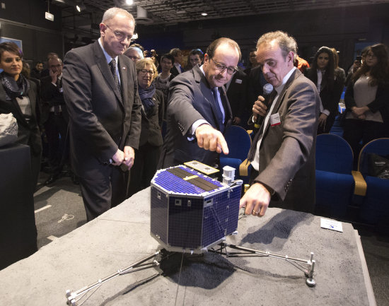 XITO. El presidente francs, Francois Hollande, observa una rplica a la misma escala del mdulo Philae que ayer aterriz sobre un cometa.