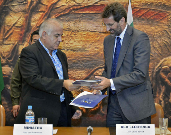 ACUERDO. El ministro boliviano de Hidrocarburos y Energa, Juan Jos Sosa, y el directivo de la compaa espaola Red Elctrica Espaola (REE), Juan Lasala