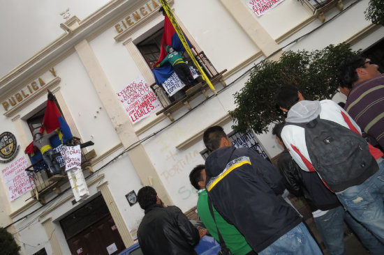 PRESIN. Los estudiantes crucificados en la Facultad de Contadura.