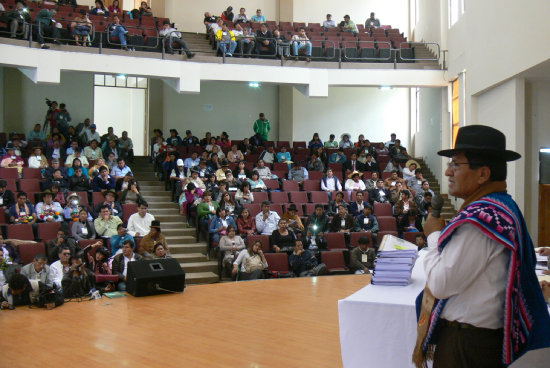 MUNICIPALISMO. Los delegados al IV Encuentro de Gobiernos Autnomos Municipales de Bolivia escuchan al presidente del TCP, Efren Choque.