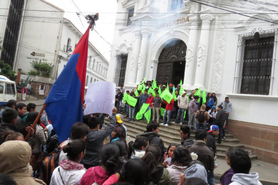 AGRESIONES. Nuevamente la presin afect la jornada de trabajo en la Universidad y la ciudad.