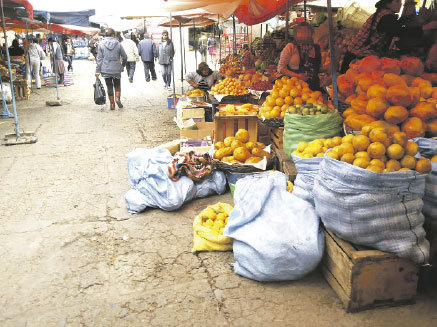 DESORDEN. Muchas vendedoras de fruta en la playa del Mercado Central exponen sus productos hasta en el suelo.