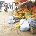 DESORDEN. Muchas vendedoras de fruta en la playa del Mercado Central exponen sus productos hasta en el suelo.