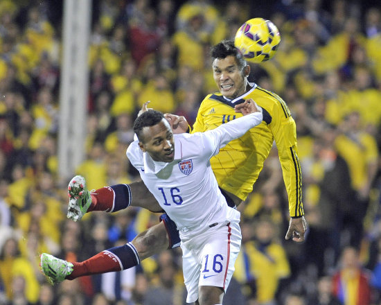 Tefilo Gutirrez (d) anot de cabeza el segundo gol de Colombia.