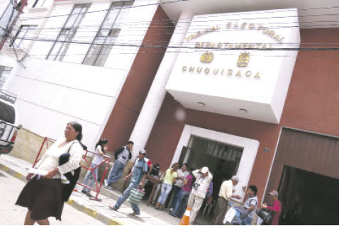 GESTIN. Las agrupaciones polticas realizan sus trmites en el Tribunal Electoral Departamental para participar en las elecciones de 2015.