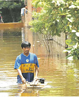 AYUDA. Hubo miles de damnificados.