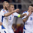 Los integrantes de la seleccin eslovaca celebran uno de los goles; abajo, el triunfo espaol que se reecontr con su mejor nivel.