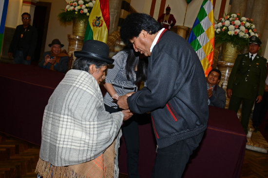 INICIO. El Presidente Evo Morales entrega el aguinaldo de la Renta Dignidad.