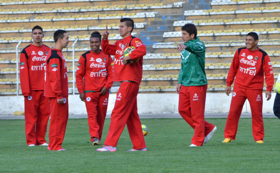 La seleccin nacional continu su preparacin en la vspera en La Paz, al mando del entrenador argentino Nstor Clausen, que asumi el cargo de manera interina por este partido.