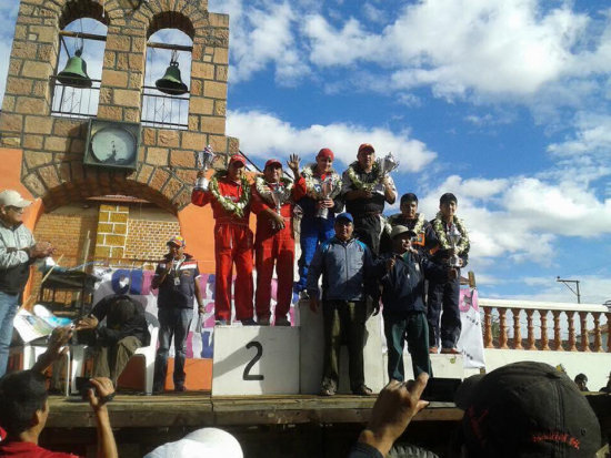 Vctor Hugo Uribe celebra en el podio junto a Ral Tllez (i).