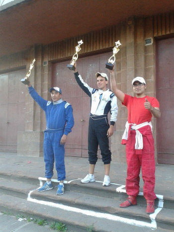 Valenzuela (c) recibe su trofeo de ganador de la prueba de ayer.