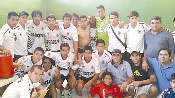 El festejo de los jugadores cementeros en el vestuario del estadio de Villamontes, al final del partido.