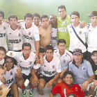 El festejo de los jugadores cementeros en el vestuario del estadio de Villamontes, al final del partido.