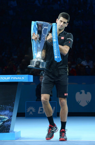 Novak Djokovic (i) se coron campen del torneo de Londres por el abandono de Roger Federer.