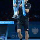 Novak Djokovic (i) se coron campen del torneo de Londres por el abandono de Roger Federer.