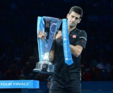 Novak Djokovic (i) se coron campen del torneo de Londres por el abandono de Roger Federer.