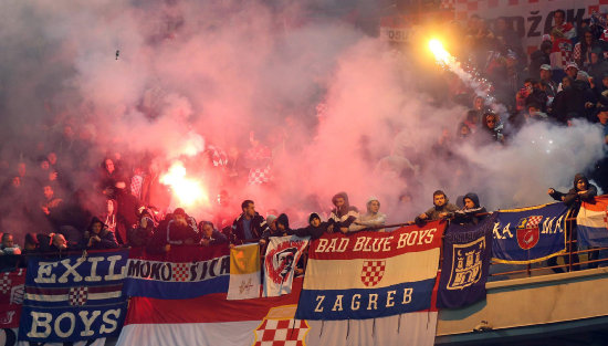 La hinchada de la seleccin croata lanz bengalas al campo de juego.