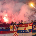 La hinchada de la seleccin croata lanz bengalas al campo de juego.