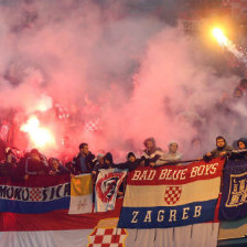 La hinchada de la seleccin croata lanz bengalas al campo de juego.