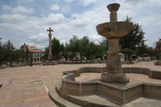 DESCUIDO. Los muros y elementos de la plaza Trveris son grafiteados; por este espacio muchos vecinos evitan pasar para no ser atacados por delincuentes.