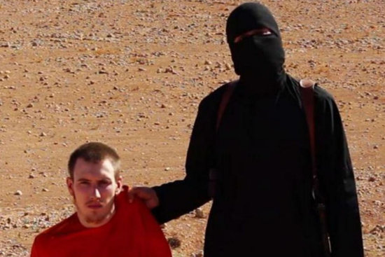 EJECUCIN. Imagen del video difundido por el EI donde se ve a Peter Kassig antes de ser decapitado.