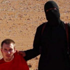 EJECUCIN. Imagen del video difundido por el EI donde se ve a Peter Kassig antes de ser decapitado.