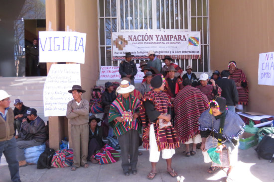 INDGENAS. Un grupo de yamparas, en una vigilia reciente en las afueras del TCP.