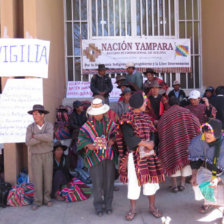 INDGENAS. Un grupo de yamparas, en una vigilia reciente en las afueras del TCP.