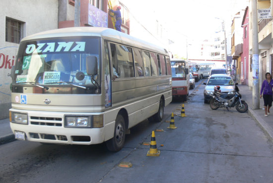 ASESINATO. La autopsia confirm que un joven fue vctima de 17 pualadas en esta calle.