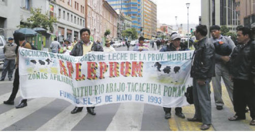 LA PAZ. Los lecheros marcharon ayer.