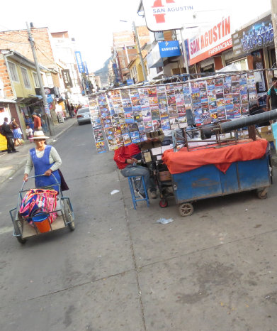 DESORDEN. Los comerciantes instalaron sus puestos en dos filas hasta la mitad de la calzada.