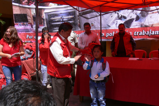 ENTREGA. Los nios recibieron las mochilas que contenan material escolar.