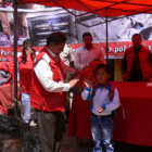 ENTREGA. Los nios recibieron las mochilas que contenan material escolar.