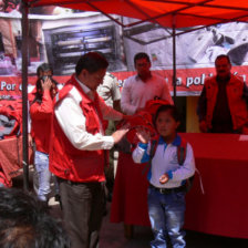 ENTREGA. Los nios recibieron las mochilas que contenan material escolar.