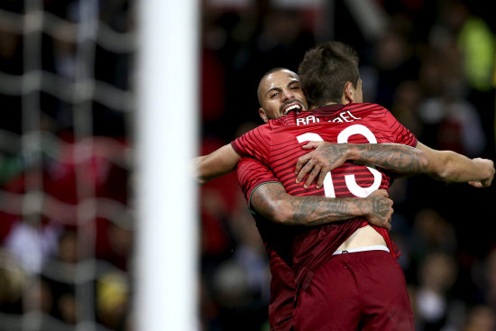 El jugador Raphael Guerreiro (d) marc el gol del triunfo para Portugal sobre Argentina ayer, en Manchester.