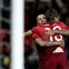 El jugador Raphael Guerreiro (d) marc el gol del triunfo para Portugal sobre Argentina ayer, en Manchester.